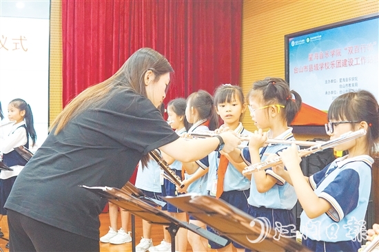 星海音樂學(xué)院師生團隊為臺山學(xué)子進行專業(yè)藝術(shù)指導(dǎo)。