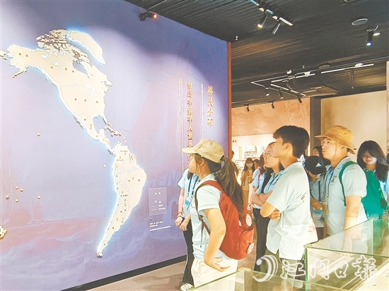 營(yíng)員們參觀(guān)臺(tái)山市華僑文化博物館，了解僑鄉(xiāng)歷史文化。
