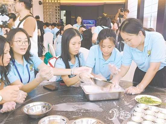 營(yíng)員們制作艾糍美食，感受僑鄉(xiāng)民俗風(fēng)情。