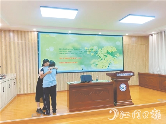 在手語朗讀環(huán)節(jié)，黃曉聰引導(dǎo)學(xué)生重構(gòu)對(duì)過往經(jīng)歷的認(rèn)知，許多學(xué)生主動(dòng)用“我想抱抱你”表達(dá)情感。