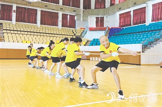 職工在賽場(chǎng)上感受團(tuán)隊(duì)協(xié)作帶來(lái)的樂(lè)趣。