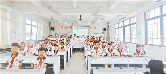 突擊隊(duì)走進(jìn)雙水鎮(zhèn)東凌小學(xué)，開(kāi)展中藥材知識(shí)科普活動(dòng)。