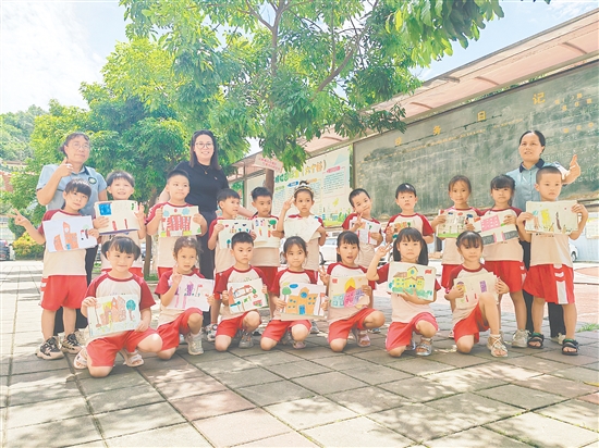 小朋友們用畫筆描繪出對小學(xué)生活的期待。