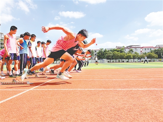 體育班學(xué)生在進(jìn)行專業(yè)訓(xùn)練。