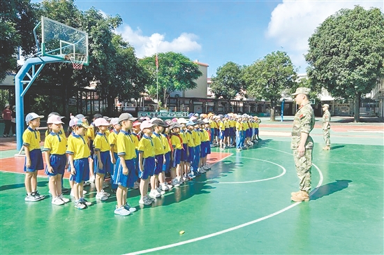 各班學(xué)生齊心協(xié)力、步伐堅(jiān)定、口號(hào)響亮，以滿腔熱情展示訓(xùn)練成果。