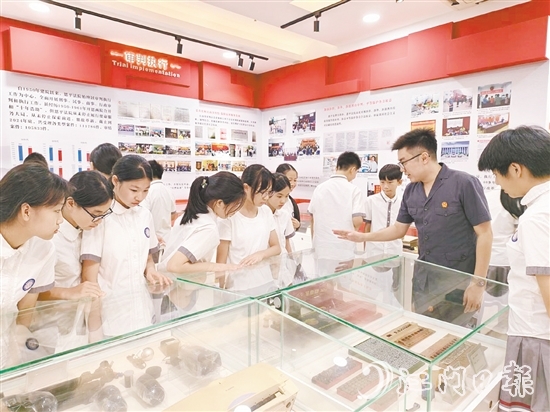 學(xué)生們參觀恩平市人民法院院史室。