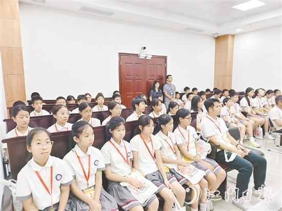 學(xué)生們認(rèn)真旁聽庭審。