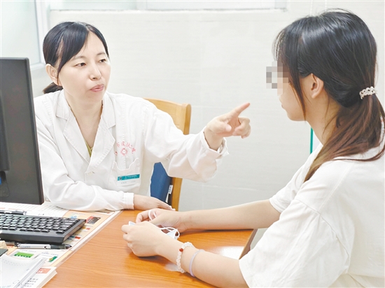 學生群體在暑假走進“變美”診室。醫(yī)生提醒，做有必要的美容手術，沒有必要的美容手術一定不要做。