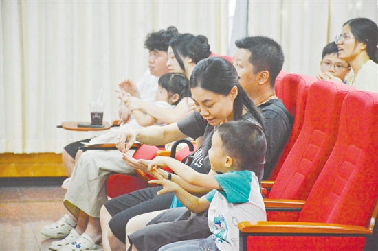 家長(zhǎng)在聽講座時(shí)，根據(jù)醫(yī)生的講解在練習(xí)推拿。