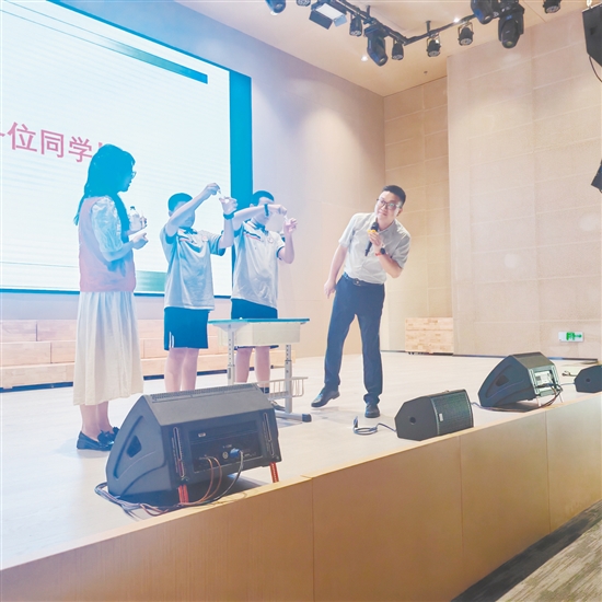 醫(yī)護人員與學(xué)生在臺上互動。