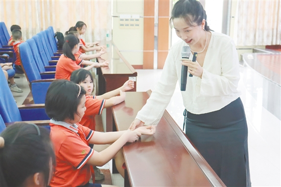 老師向?qū)W生講述中醫(yī)藥知識。