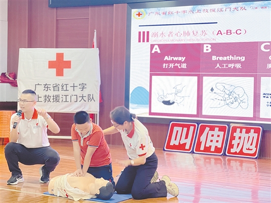 學(xué)生在工作人員指導(dǎo)下進(jìn)行模擬急救。