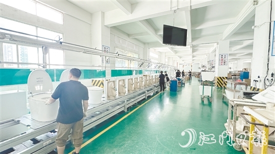 金牌潔具已在廣東開平、佛山設(shè)立多個生產(chǎn)基地，年產(chǎn)能超過300萬件，生產(chǎn)面積逾30萬平方米，員工總數(shù)超過2000人。