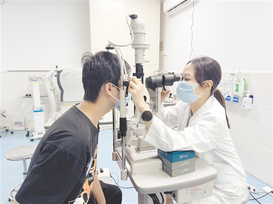 醫(yī)生為患者進行眼部復查。