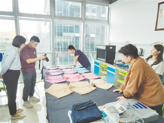 師生走進(jìn)企業(yè)觀摩學(xué)習(xí)。