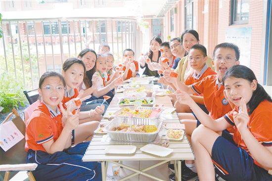 學(xué)生與校長(zhǎng)共進(jìn)午餐。