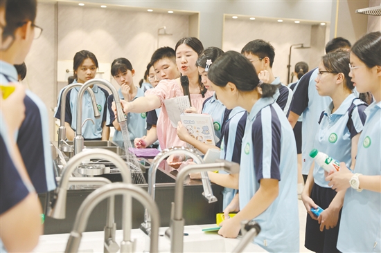 學(xué)生參觀企業(yè)展廳，了解現(xiàn)代企業(yè)管理理念。