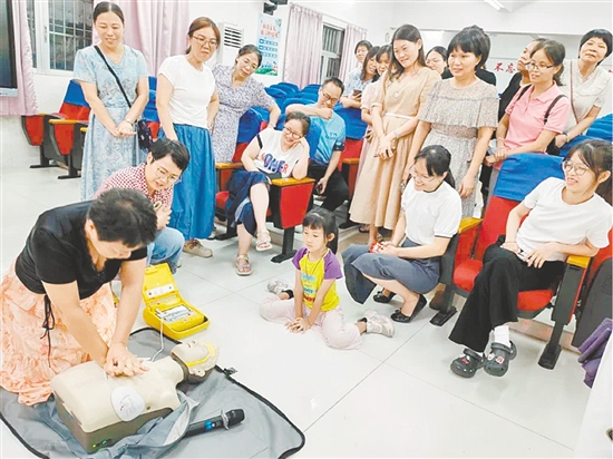 當天還舉行了教職工應急救護培訓。