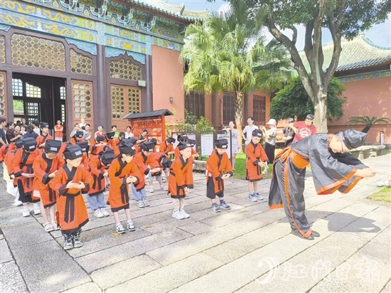 現(xiàn)場(chǎng)，30名身穿傳統(tǒng)漢服的新學(xué)員到大成殿行拜師禮。