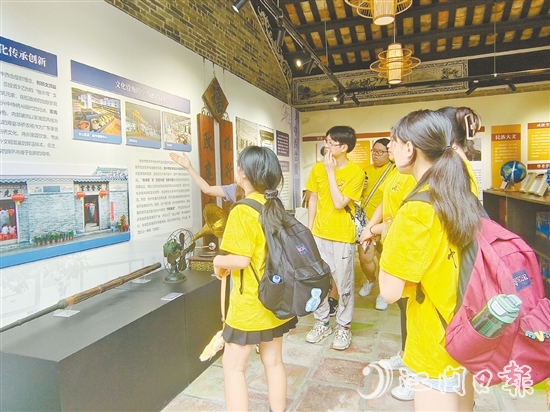 營(yíng)員們深入鄉(xiāng)村參觀，感受僑鄉(xiāng)發(fā)展變化。