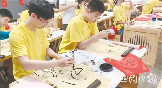 營(yíng)員們學(xué)習(xí)書法等傳統(tǒng)技藝。