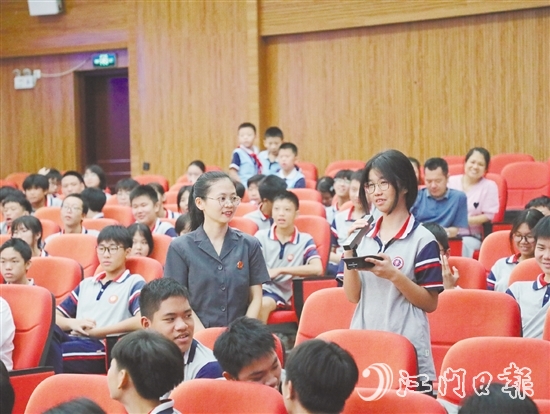 庭審結(jié)束后，承辦法官圍繞被告人犯罪行為，以案釋法，與學生互動。