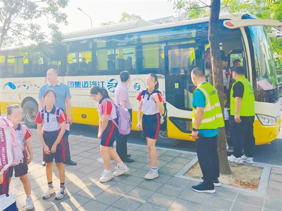 新會(huì)區(qū)“點(diǎn)單式”定制公交服務(wù)讓許多學(xué)校成為受益者。