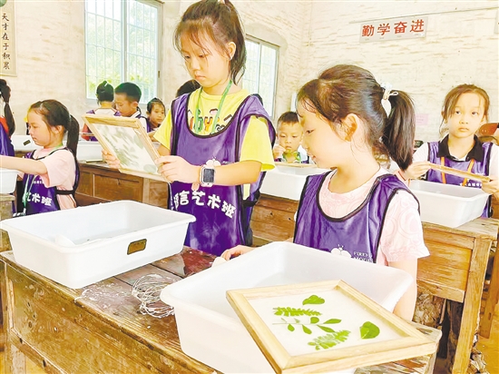 荷溪星舍民宿將歷史文化和鄉(xiāng)村自然生態(tài)有機結(jié)合，定期開展手工實踐活動。