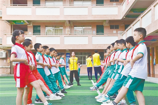 同學(xué)們?cè)谡J(rèn)真訓(xùn)練。