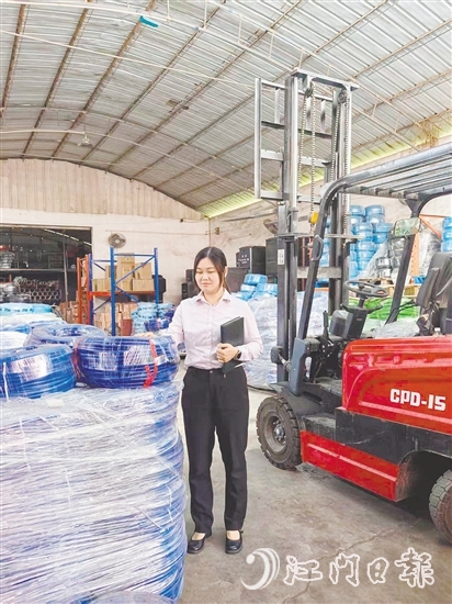 賴雯雯走訪企業(yè)，挖掘客戶需求。