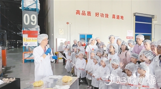 家長和孩子了解產(chǎn)品生產(chǎn)細(xì)節(jié)。