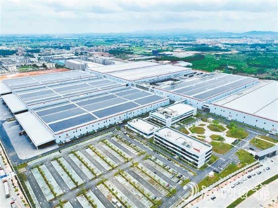 隆基綠能大面積廠房屋頂安裝高轉(zhuǎn)化率光伏組件，通過自發(fā)自用，大幅降低企業(yè)能耗。