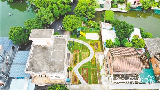 雙橋村完善基礎(chǔ)設(shè)施、提升人居環(huán)境，實(shí)現(xiàn)了村莊的美麗蝶變。