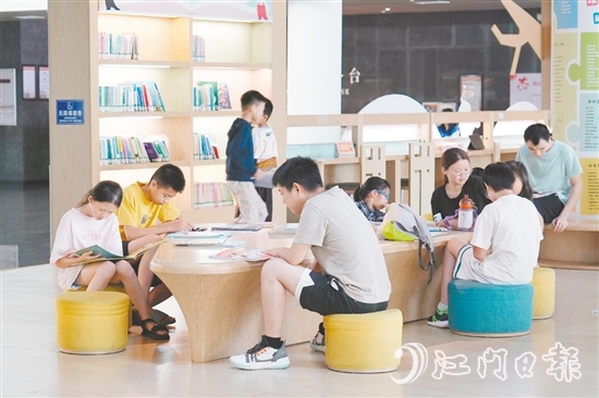 炎炎夏日，鶴山市圖書館成為市民避暑充電的熱門去處。