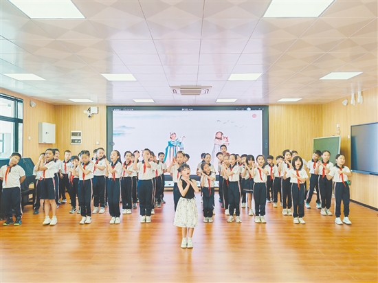 鶴山一中附屬小學(xué)開展古詩(shī)新唱活動(dòng)，各班結(jié)合音樂、舞蹈等形式，呈現(xiàn)意境唯美、精彩活潑的吟誦舞臺(tái)。