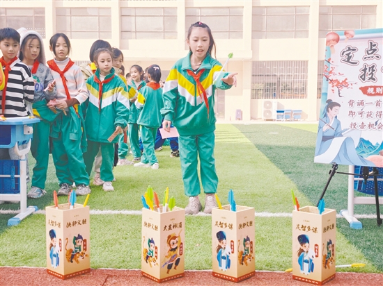 鶴山一中附屬小學(xué)結(jié)合不同學(xué)科，定期開展豐富多彩的古詩(shī)詞活動(dòng)，讓學(xué)生在玩中學(xué)、在學(xué)中玩。