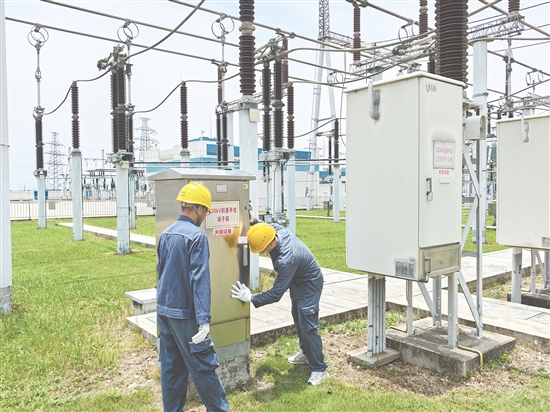 江門供電局變電管理二所正扎實(shí)開(kāi)展臺(tái)風(fēng)前特巡特維工作，對(duì)站內(nèi)設(shè)備開(kāi)展精細(xì)檢查及隱患治理工作。