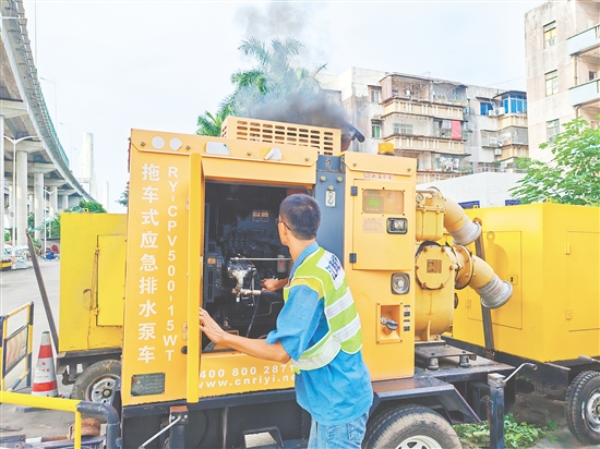江門城管針對(duì)性前置8臺(tái)抽水泵車至防汛一線，確保積水出現(xiàn)時(shí)能快速響應(yīng)。蔡昭璐