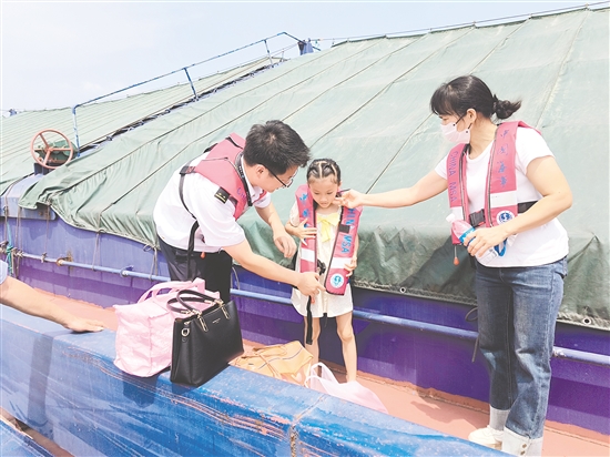 江門開(kāi)平海事處及時(shí)將船上人員撤離至岸上安全地帶。