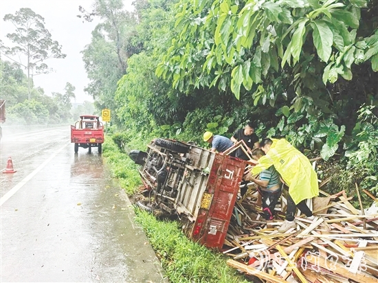 江門市恩平公路事務中心公路巡查工作人員幫助受臺風影響導致三輪車側翻的群眾。