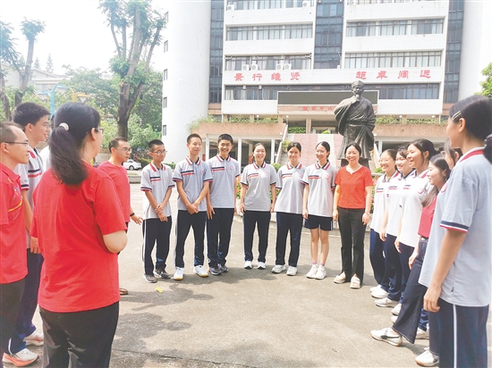 中考放榜后，景賢學(xué)校部分師生相聚校園，分享喜悅。