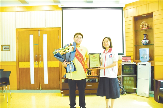 江門市紅十字會為陳杰峰頒發(fā)榮譽證書。