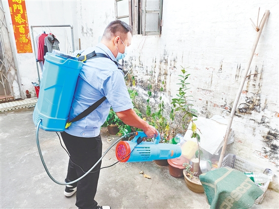 工作人員正在消殺滅蚊。