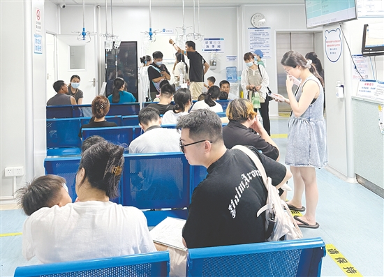 家長帶著孩子在候診。 家長帶著孩子在候診。