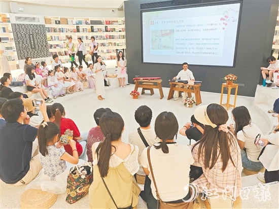 活動(dòng)通過(guò)古琴演奏、經(jīng)典誦讀、家風(fēng)宣講等形式，為市民帶來(lái)沉浸式的文化體驗(yàn)，助力“悅讀開(kāi)平”建設(shè)。