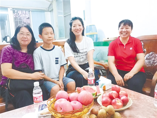 謝王亮與老師、母親（右一）合影。