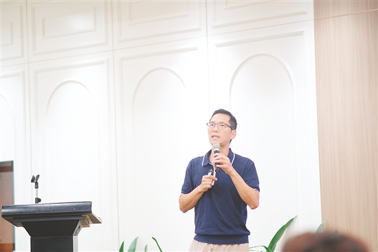 嘉賓在現(xiàn)場演講。