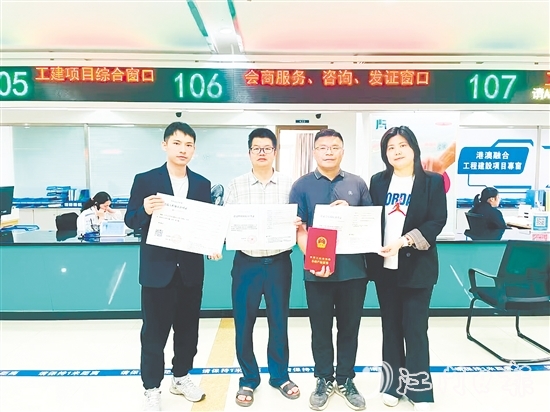 長(zhǎng)河新型環(huán)保地面卷材生產(chǎn)項(xiàng)目實(shí)現(xiàn)同一天“四證齊發(fā)”。