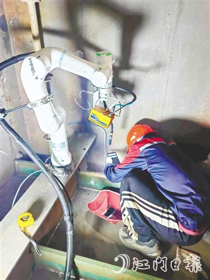 焊接機(jī)器人小巧輕便，接上電源，便可對(duì)著鋼板開(kāi)始焊接。