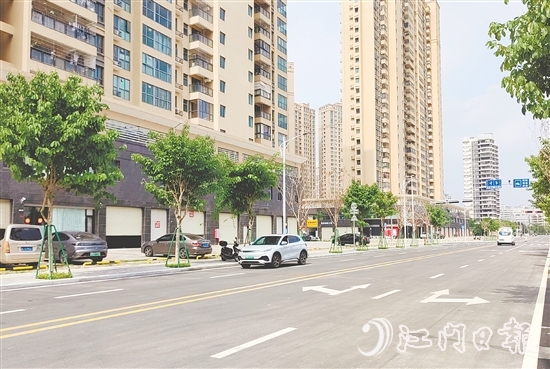 東寧路、僑安路及僑光一巷3條城市支路全面竣工通車，有效緩解陳宜禧路等周邊道路擁堵。圖為新建的東寧路。